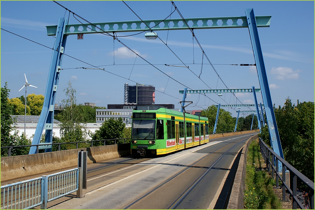 Tw 208 nhert sich auf der PNV-Trasse der Station Lipperfeld (25. Juni 2010).
