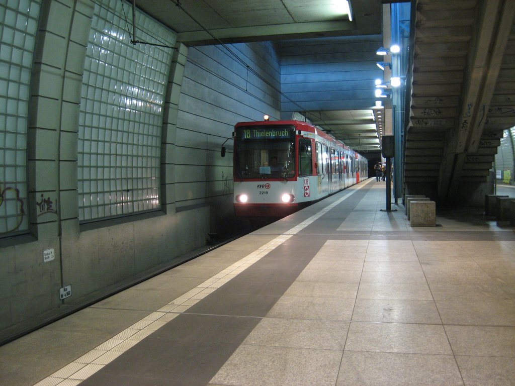 TW 2219 und ein weiterer unbekannter Wagen als Linie 18 Fahrtrichtung Thielenbruch am 23. Juni 2007 bei der Einfahrt in die Haltestelle Bahnhof Mlheim.