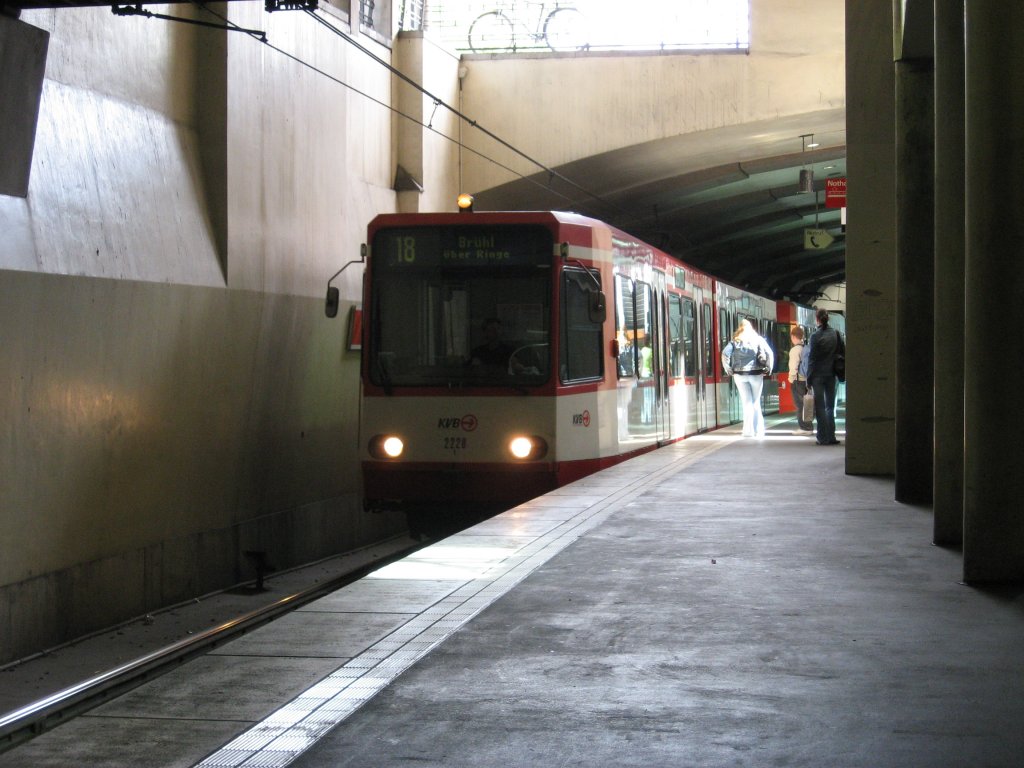 TW 2228 fhrt am 22. Juni 2007 mit einem weiteren unbekannten Wagen als Linie 18 mit Ziehl Brhl (wegen der Streckensperrung zwischen Breslauer Platz / Hauptbahnhof und Dom / Hauptbahnhof ber Ringe) in die unterirdische Haltestelle Wiener Platz ein.