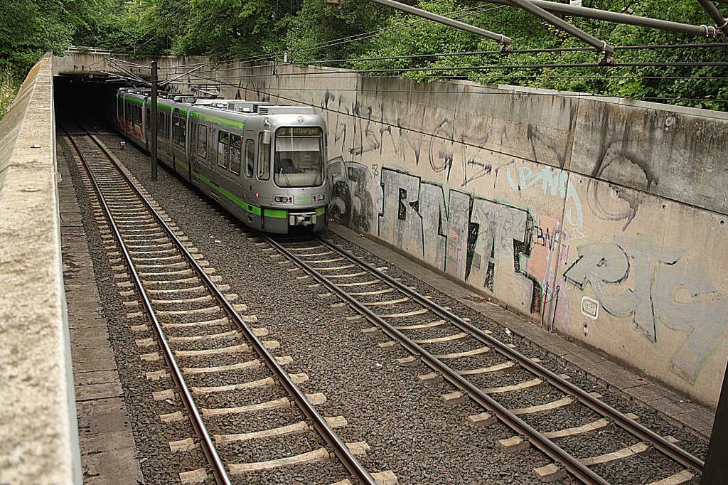 TW 2500 Verband, fhrt in den Tunnel im Ricklinger Stadtweg in Hannover ein. Foto vom 07.06.2011.