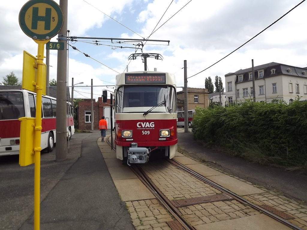 TW 509 fhrt bald nach Schnau. Straenbahnmuseum Chemnitz den 02.06.2012. Das Haltestellen-Schild msste auch mal gerichtet werden.