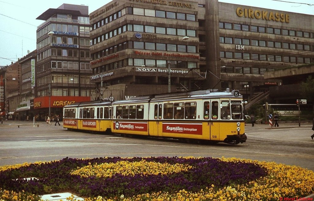 Tw 518 und ein weiterer GT4 überqueren im Mai 1978 den Stuttgarter Schloßplatz
