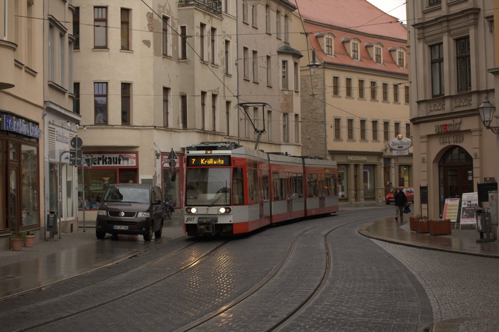 TW 607 der  Linie 7 der HVG passiert gerade den Alten Markt am 30.11.2012 , Richtung Krllwitz fahrend. Zeit: 13:31 Uhr.