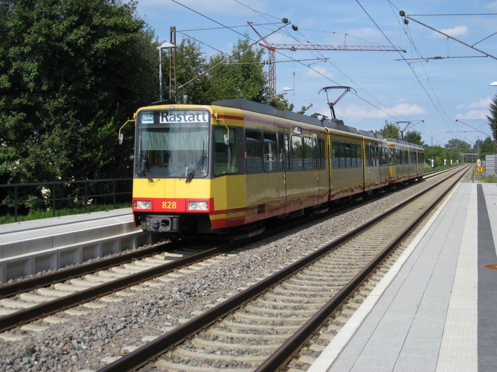 Tw 828 (vorne) und Tw 830 (hinten) fuhren am 05.09.2010 als S32 von Karlsruhe Hbf nach Rastatt. Die 2 fahren momentan in den Bahnhof von Bruchhausen (b Ettlingen) ein. Tw 830 hatte allerdings einen Fehlanzeiger. Statt S32 Rastatt zeigte er S32 Bruchsal-Menzingen an.