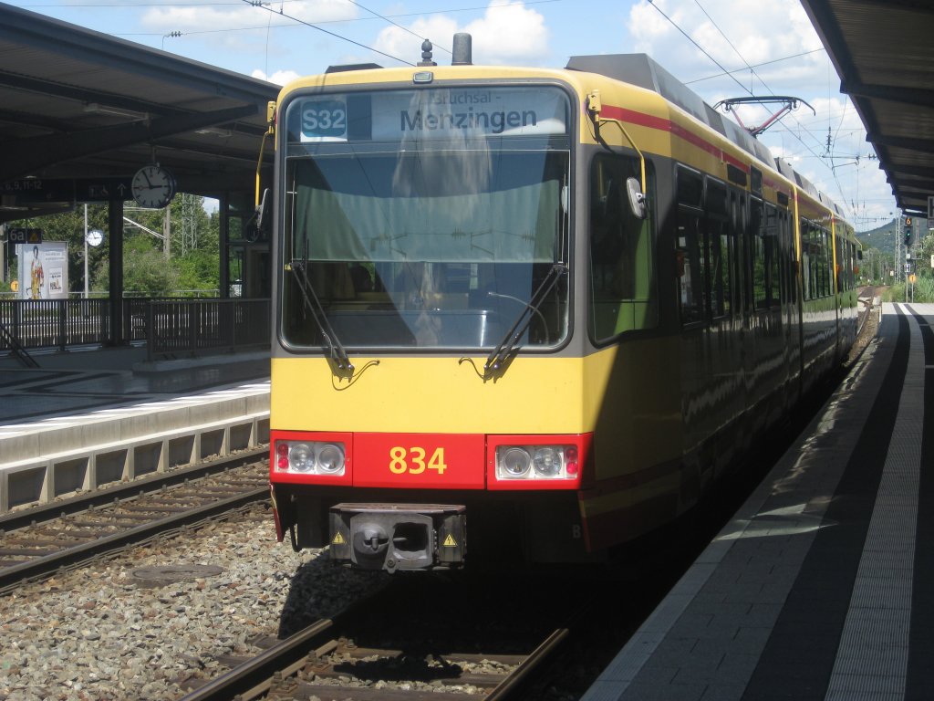 Tw 834 am 24.06.2011 als S32 von Karlsruhe nach Bruchsal-Menzingen. Er fhrt zur Zeit den Bahnhof Karlsruhe-Durlach aus.