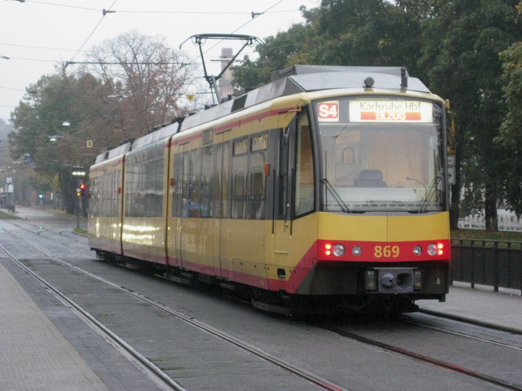 Tw 869 am 16.10.2010 im stmenden Regen in Karlsruhe als S4 zum Hauptbahnhof als EILZUG. Er hatte gerade die Haltestelle Ettlinger Tor verlassen.
