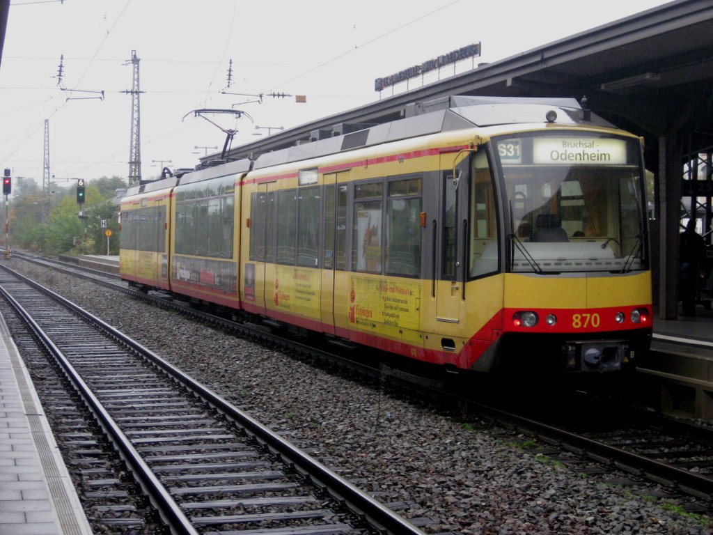 Tw 870 fuhr am 16.10.2010 von Karlsruhe nach Bruchsal-Odenheim. Er fht gerade aus dem Bahnhof von Karlsruhe-Durlach aus.