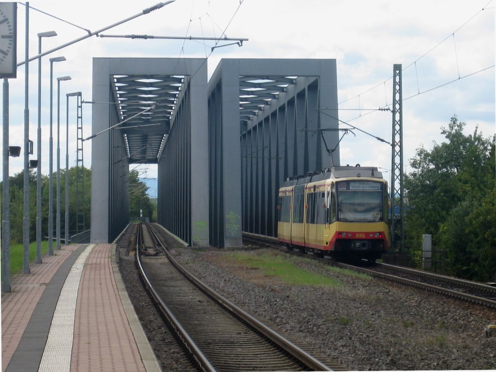 Tw 886 am 07.08.2011 als S5 von Karlsruhe nach Wrth (Rhein)-Dorschberg. Er hat gerade den Bf Maxau verlassen und verschwindet im nchsten Augenblick in der eisernen Rheinbrcke und strebt seinem nchsten Halt Maximiliansau Eisenbahnstrase entgegen.