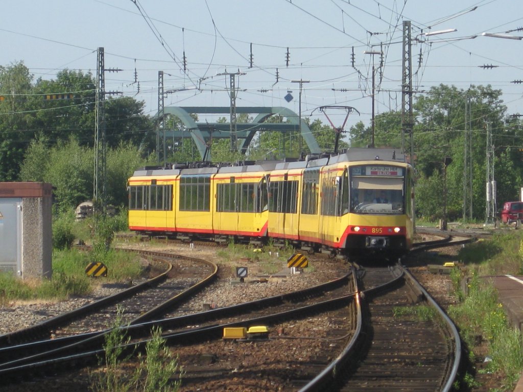 Tw 895 und der hintere Tw 917 am 10.06.2011 als S31-Eilzug von Freudenstadt nach Bruchsal. Das Duo fhrt gerade den Bf Rastatt ein. Gut zu erkennen sind die unterschiedlichen Neigungen der 2 Tw´s. Die Aufnahme entstand auf dem Bahnsteig zu Gleis 4/5 und mit etwas Zoom.