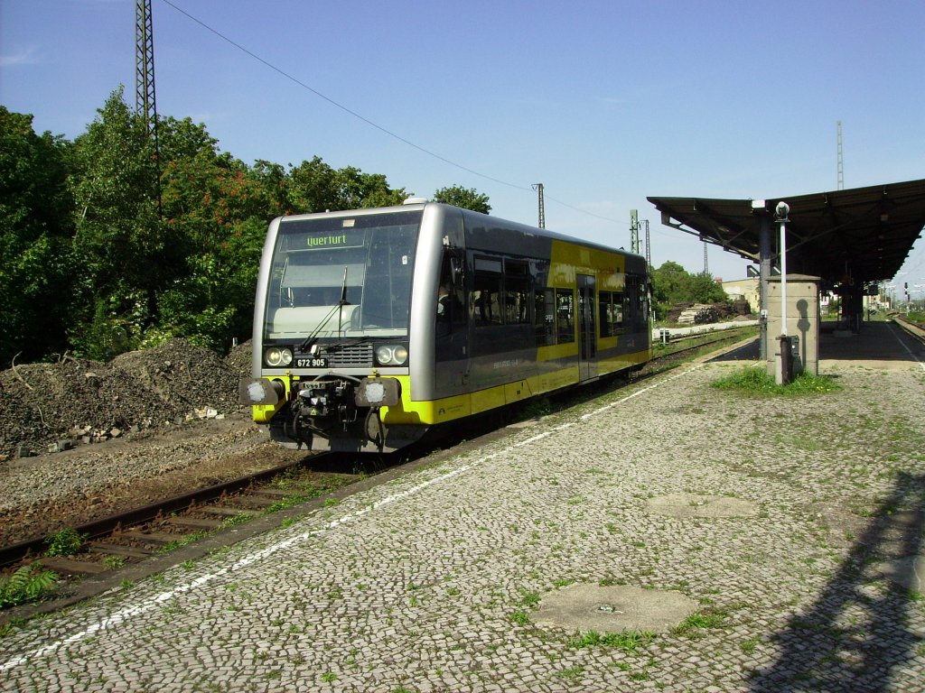 TW 905 der Burgenlandbahn ist am 03.09.2011 als RB 34817 auf dem Weg nach Querfurt, als er den Startbahnhof Merseburg verlsst.