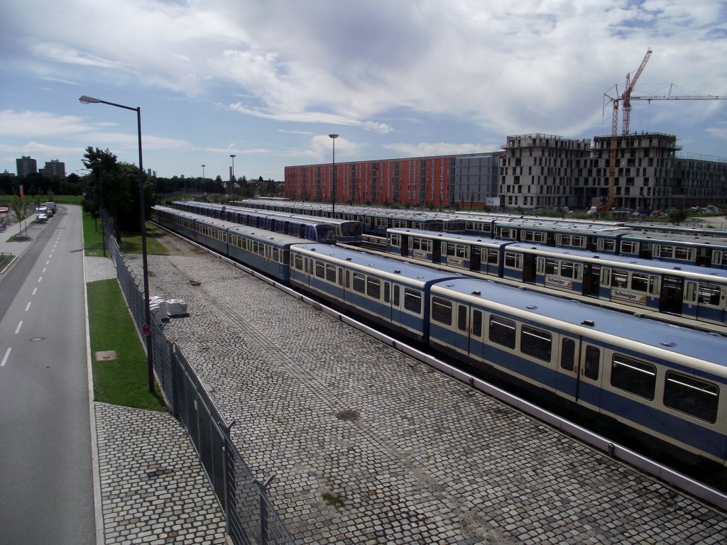 U-Bahn Depot an der Alianz Arena am 11.08.11 von einer Fugngerbrcke fotograiert 