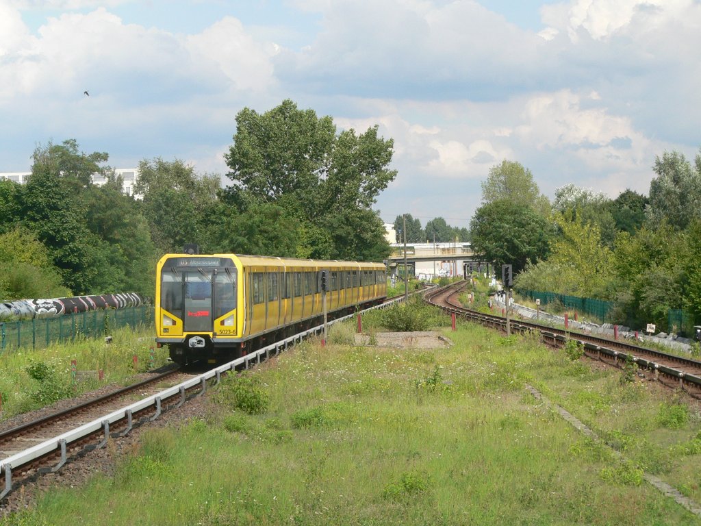 UBahn der Linie U5 am Cottbusser Platz fährt ein. Fahrtziel