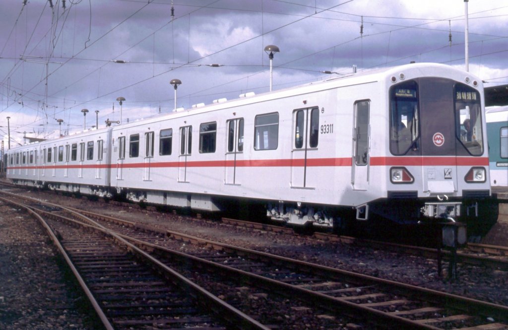 U-Bahn-Zug 93311 fr Shanghai in Hennigsdorf September 1993 kurz vor der berfhrung.
