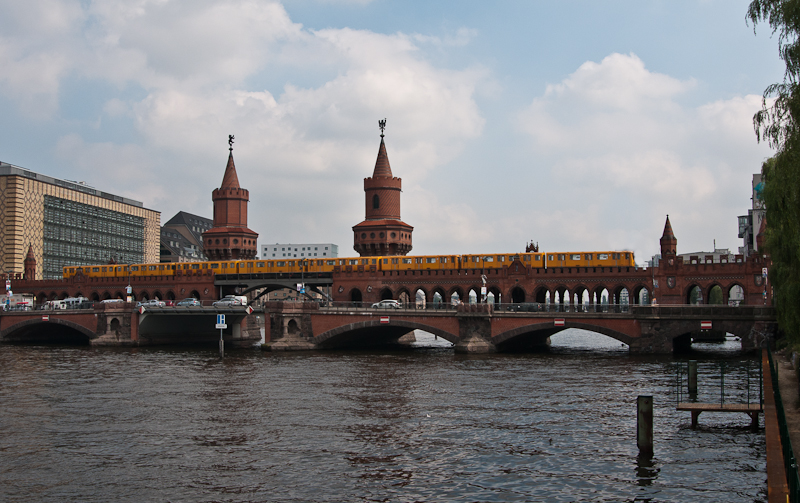 U1 am 25. August 2011 auf der Oberbaumbrcke in Berlin.