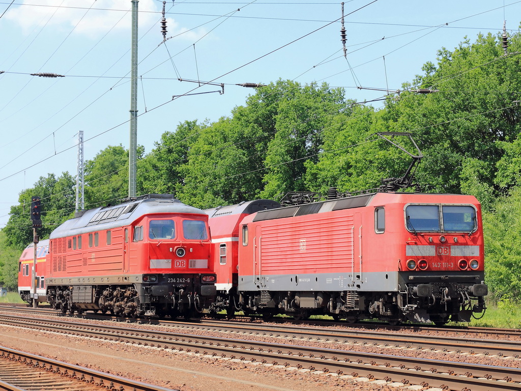ber das Ausweichgleis am Sdlicher Berliner Auenring am 23. Mai in Hhe von Diedersdorf passiert RB 22 (RB 28815 nach  Potsdam Griebnitzsee ) mit der Schublok 143 111-3 die auf dem Hauptgleis stehende 234 242-6. 
