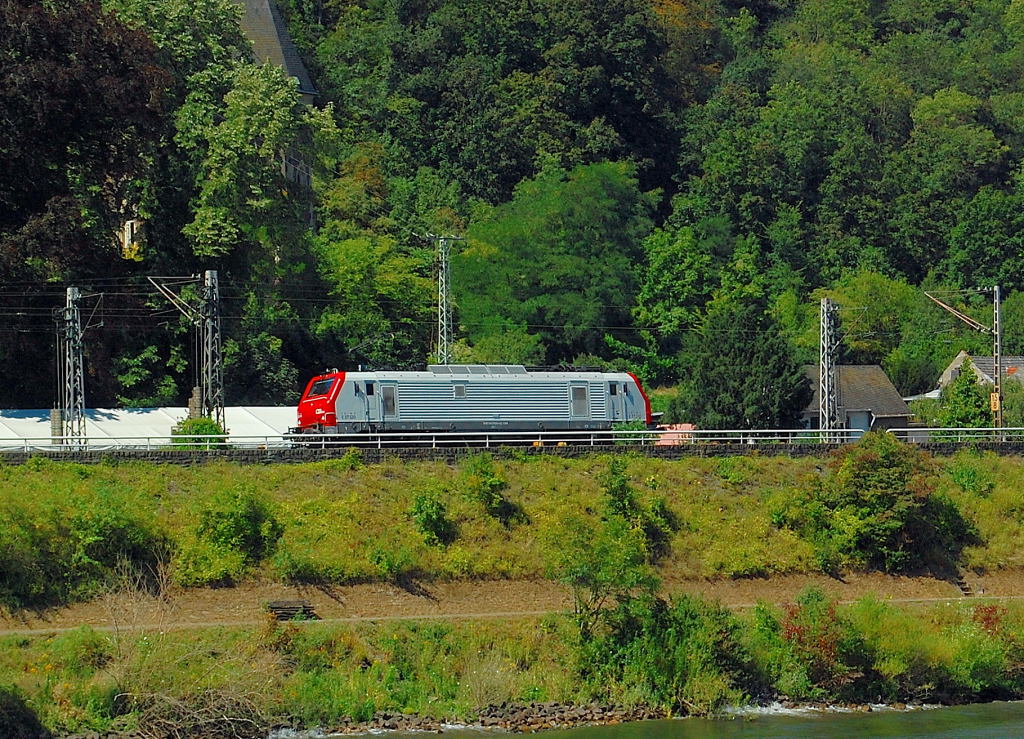 ber die Mosel hinweg auf die linke Seite des Flusses habe ich die solo fahrende E37 520 von CB Rail gen Trier fahrend abgelichtet am Samstag den 18.8.2012