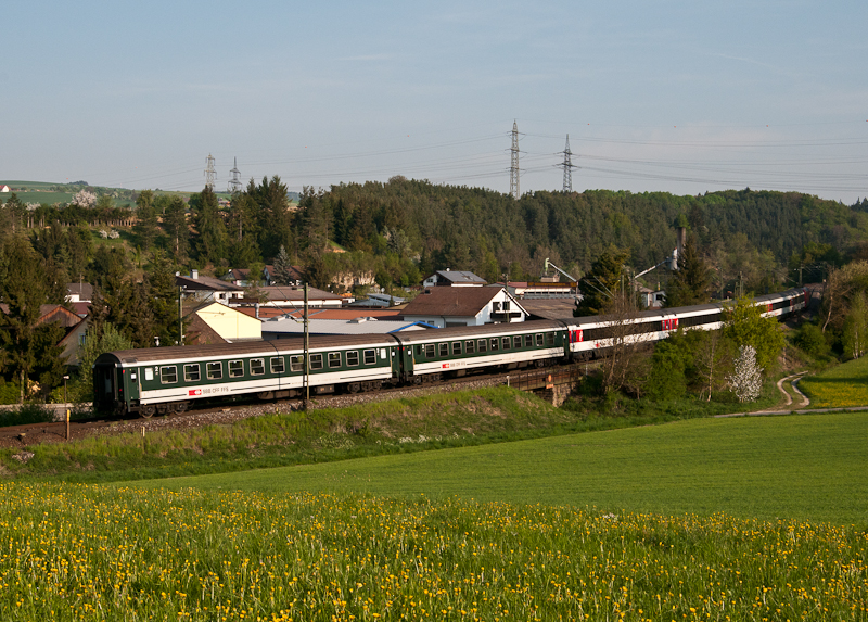 ber Ostern wurden die IC zwischen Stuttgart und Zrich mit 2 Bpm 51 verstrkt. Hier sieht man sie am 25. April 2011 bei Engen.