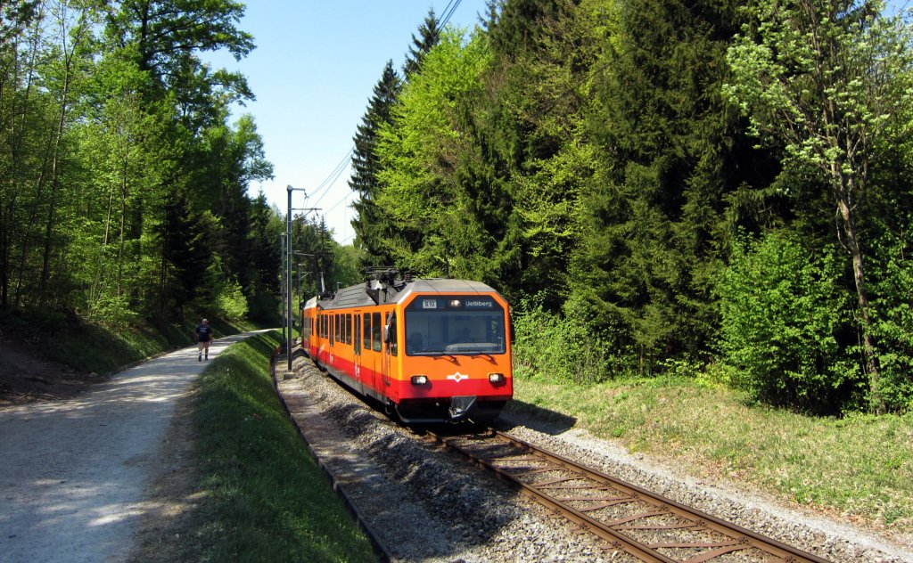 Uetlibergbahn (S-Bahn Linie 10 des Zrcher Verkehrsverbundes) bei Ringlikon. 

Die S10 des Zrcher Verkehrsverbundes - eine sehr spezielle S-Bahn Linie. Sie fhrt im 10-Minuten-Takt und bietet so den den Pendlern eine schnelle Verbindung von den Aussenquartieren in die City. Zwischen den Haltestellen Selnau und Zrich Hauptbahnhof verkehrt sie als U-Bahn. Benutzt wird sie aber auch von den Touristen, welche auf den Uetliberg gelangen wollen. Ab der Station Triemli wird die S10 zur  Bergbahn . Sie ist mit 79 Promille Steigung die steilste Normalspur-Adhsionsbahn Europas.