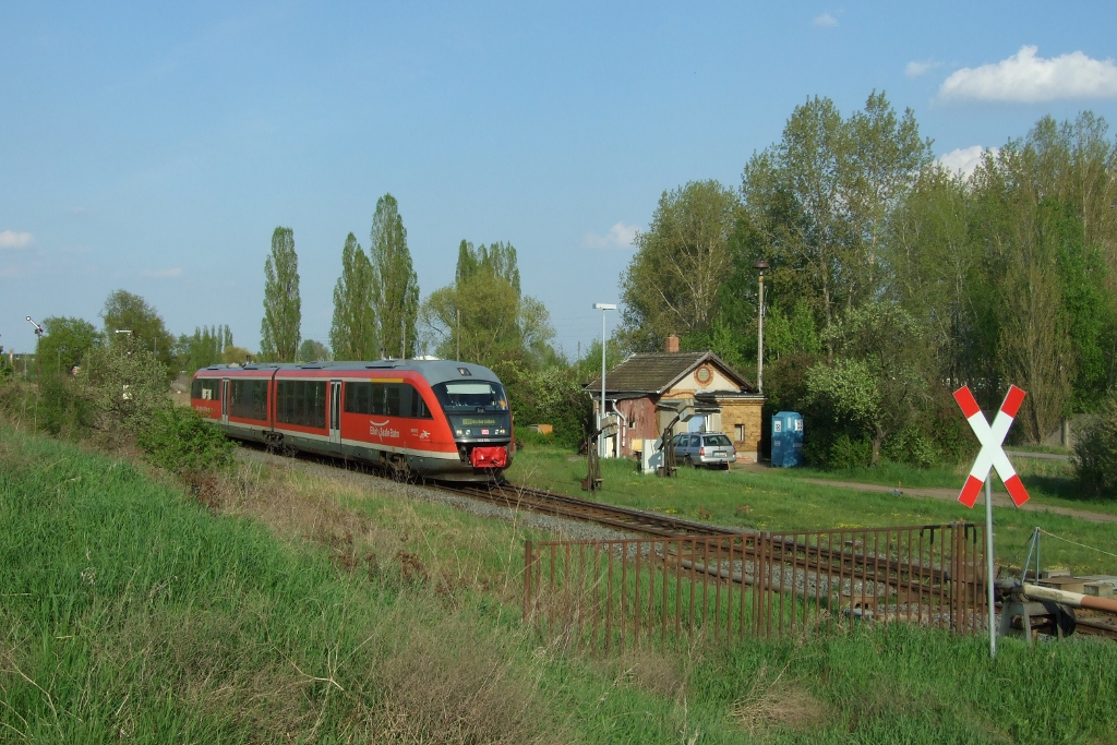 Unbekannt gebliebener VT 642 der  RB Linie 50  als RB 27928 von Dessau nach Aschersleben, hier zwischen den Haltepunkten Dessau-Alten und Dessau-Mosigkau. 
Im Hintergrund rechts ist noch der besetzte Streckenposten samt zustzlicher Toilette zu sehen. 
Dessau, der 04.05.13