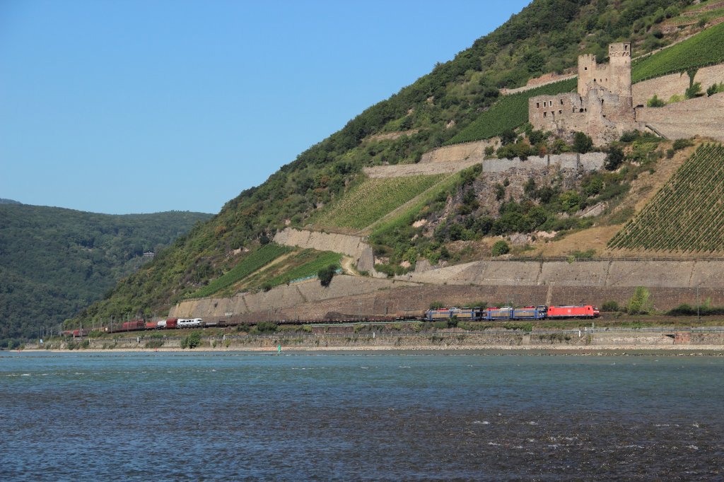 Unbekannte 185 mit einem gemischten Gterzug in Bingen (Rhein) am 08.09.2012
