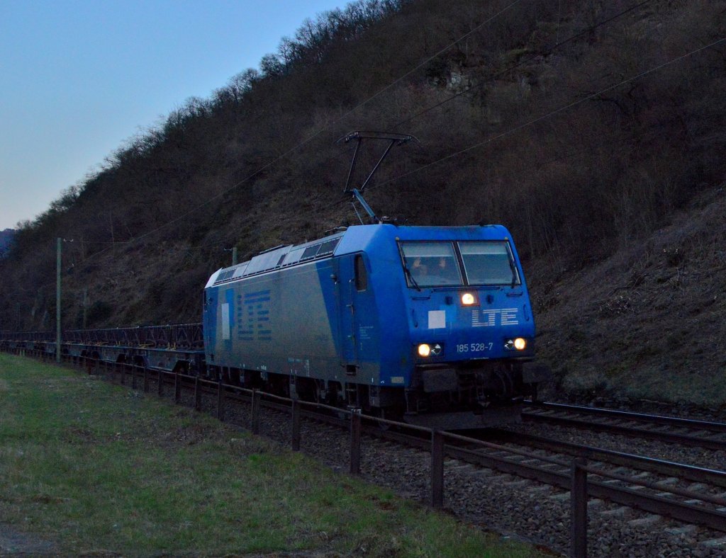  und dann die Hnde zum Himmel  Abendbild mit Winker....Einen Feiertagsgru vom Lokfhrer gab es, als er mit der 185 528-7 und einem Ganzzug durch das schne Rheintal, linksrheinisch gen Koblenz fuhr am Ostermontag den 1.4.2013 und den Fotografen neben der Strecke nahe Oberwesel sah.