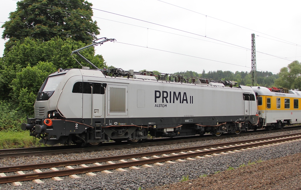 Und hier nochmal von nahem: 47502-6 PRIMA II von Alstom auf Probefahrt mit zwei Messwagen in Richtung Sden. Aufgenommen am 02.06.2012 beim B Eltmannshausen/Oberhone.