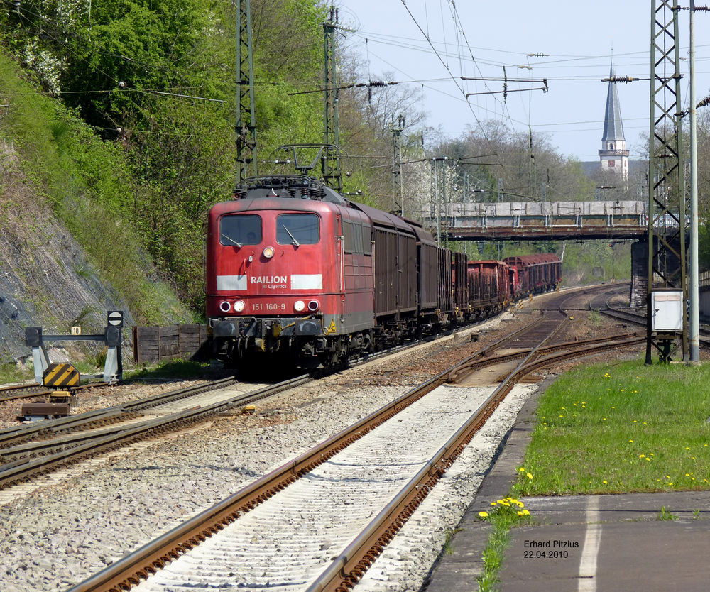 Unterfordert...

151 160-9 hatte bestimmt keine Mhe mit ihrem Gterzug.
Sie durchfhrt den Bahnhof Jgersfreude an der KBS 680 und erreicht nach einigen hundert Metern den Saarbrcker Rangierbahnhof.
22.04.2010