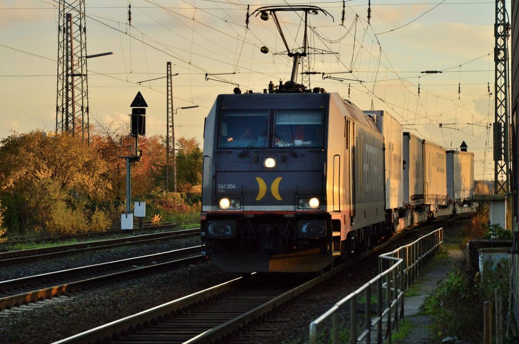 Upsala ne Schwedin in Lintorf......am Sonntag den 11 November 2012 kommt die 241.004 (R2D2)von Hectorrail mit einem Klv auf dem Richtungsgleis nach Sden in Richtung Duisburg gefahren. Zwischen Lintorf und Ratingen wird das Gleis nach Lintorf erneuert.