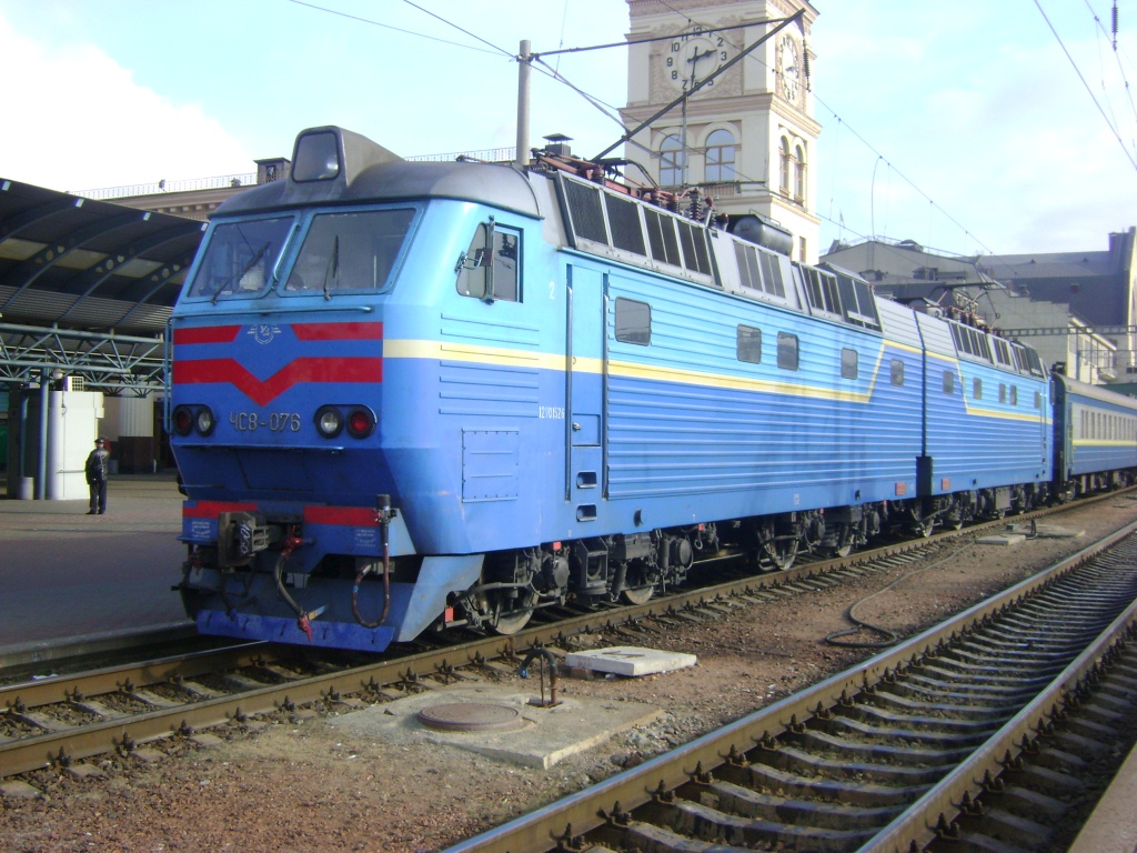 UZ ChS8 076 im Bahnhof Kiew Pass. am 24.10.2011