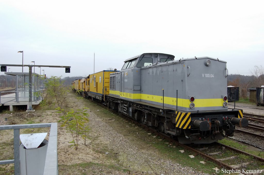 V 100.04 (203 224-1) ex DR 112 374-4 der HGB steht mit einem Bauzug in Rathenow abgestellt. 20.11.2010