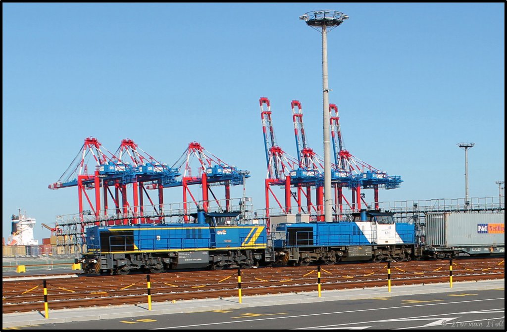 V 2104 der EVB und 500 1836 der Duisport Rail stehen am Jade-Weser-Port und warten auf die Abfertigung Ihres Containerzuges. Wilhelmshaven 20/07/2013