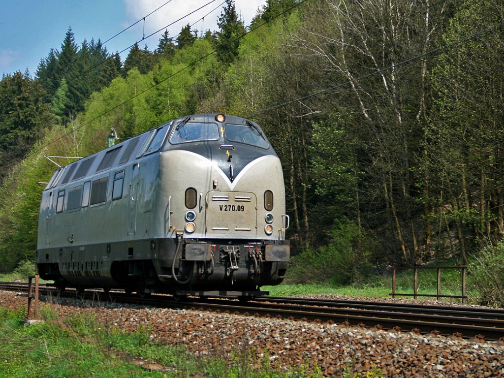 V 270.09 der SGL (ex DB 221 121) ist am 1. Mai 2012 bei Frtschendorf in Richtung Pressig unterwegs 