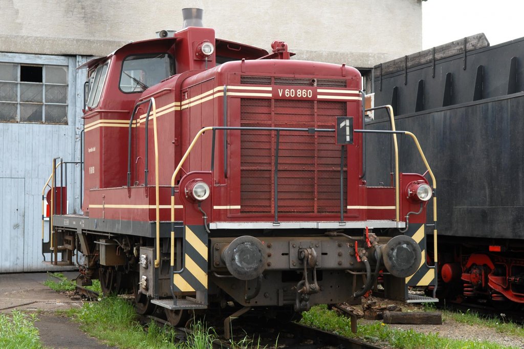 V 60 860 der Bayernbahn im ehemaligen Bw Nördlingen (Bayerisches Eisenbahnmuseum) am 17.05.2008.

Hersteller: Krauss-Maffei AG, München
Fabriknummer: 18622
Baujahr: 1960
Indienststellung: 10.03.1960
Erst-Bw: München Hbf
Umbeheimatungen: München Ost Rbf, Dück München, Bahnpark Augsburg
Heimat-Bw z.Z.d. Aufnahme: BEM Nördlingen
ursprüngl. Fahrzeugnr.: V 60 860
Betreibernr. z.Z.d. Aufnahme: V 60 860
Umzeichnung: 260 860-2 (01.01.1968); 360 860-1 (01.10.1987)
z-Stellung: 26.02.2002
Ausmusterung: 06.06.2002
Verbleib (Eigentümer): Bayern Bahn GmbH Nördlingen
Radsatzfolge: C
Vmax (km/h): 60
Leistung (kW): 478
Dienstmasse (t): 50
max. Radsatzfahrmasse (t): 17
LüP (mm): 10.450