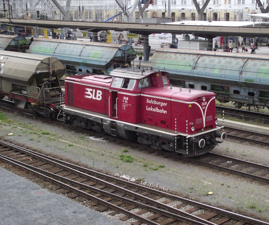 V 83 (ex DB 211 263-9) der Salzburger Lokalbahnen (SLB) hat am 10. August 2011 mit einer kurzen bergabe den Salzburger Hbf erreicht.