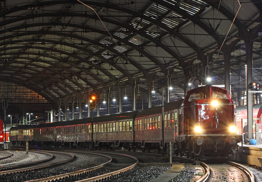 V100 2091 steht mit dem Sonderzug  Kaiserstadt Aachen  nach Gerolstein bereitgestellt in Aachen Hbf, 4.12.11