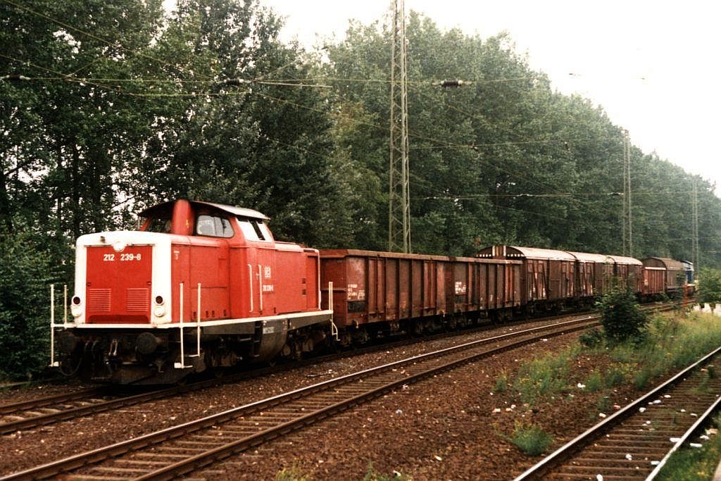 V100 212 239-8 (und im Hintergrund die ozeanblau-beige 290 377-1) mit Gterzug auf Bahnhof Viersen am 26-8-1997. Bild und scan: Date Jan de Vries.