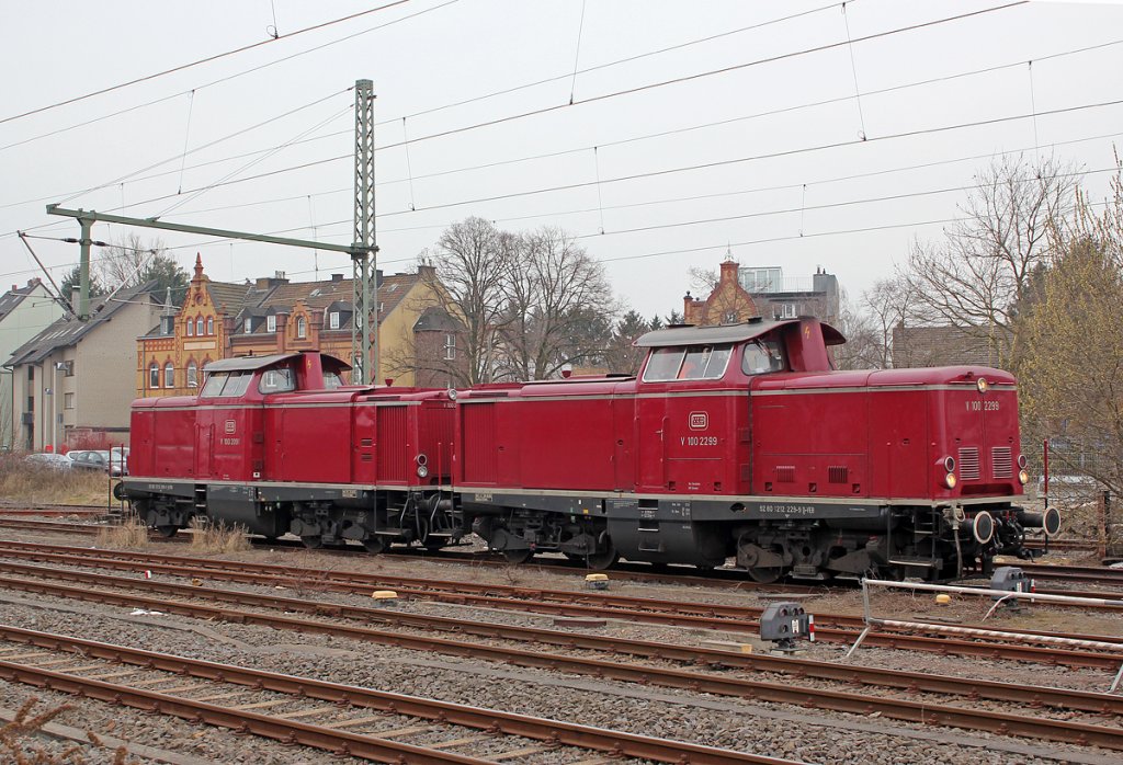 V100 2299 (212 229-9) und V100 2091 (212 091-1) der VEB in Hrth-Kalscheuren am 05.04.2013