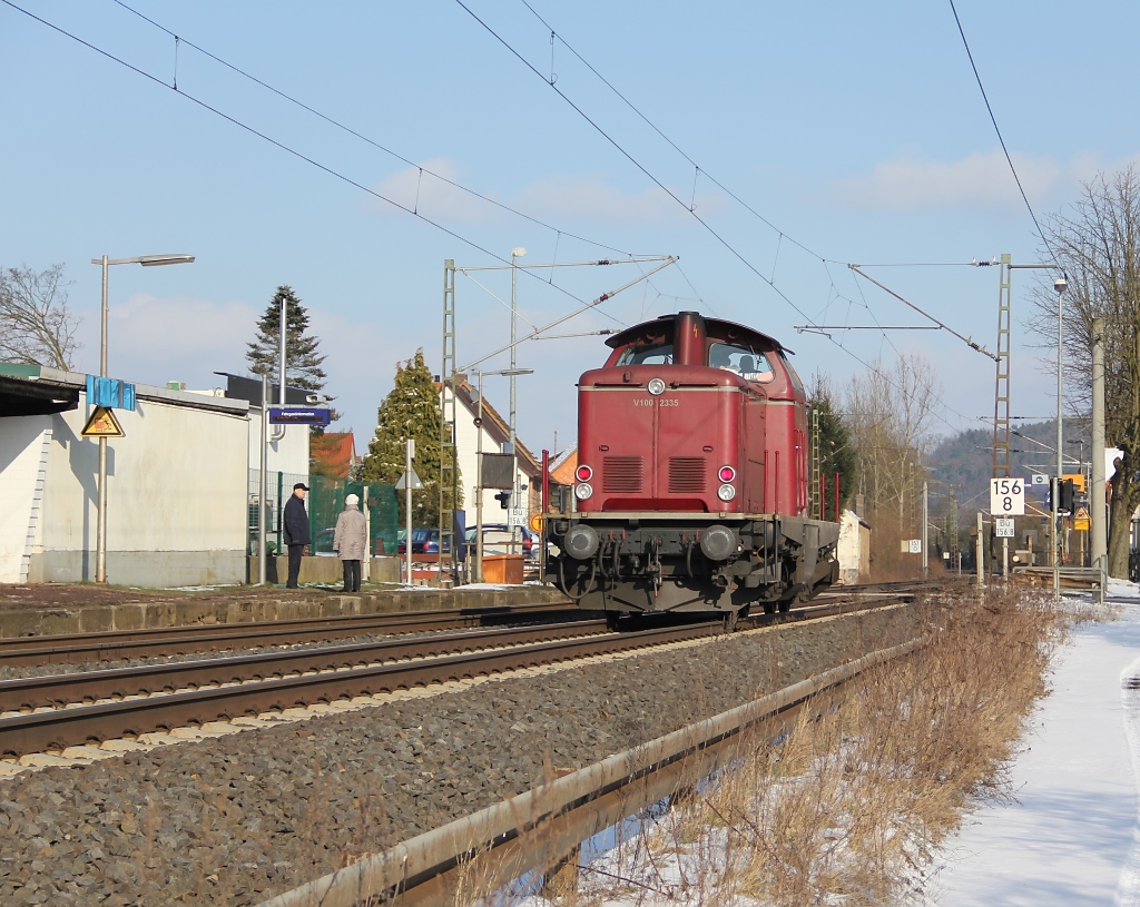 V100 2335 als Tfzf gen Nord im lichttechnisch besseren Nachschuss. Aufgenommen am 10.02.2013 in Ludwigsau-Friedlos.