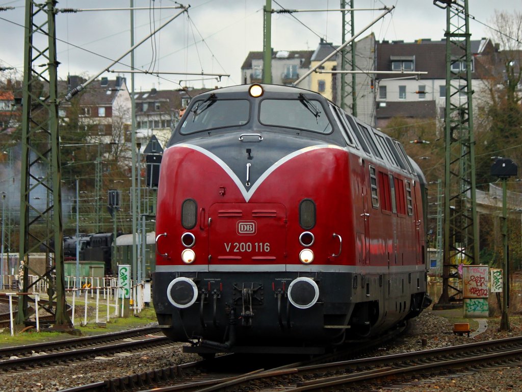 V200 116 zieht am 15.12.2012 einen Sonderzug aus den Aachener Hbf in`s Aachener Bw um der am Zugende hngenden 41 360 die mglichkeit zu geben ihren Durst zu stillen. Die Dampflok hat den Sonderzug von Oberhausen mit der kalt am Zugende hngenden V200 zum Aachener Weihnachtsmarkt in den Aachener Hbf gezogen.