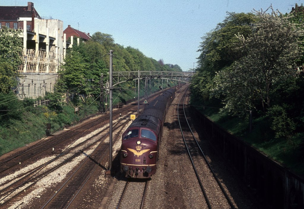 Valby (Kbenhavn / Kopenhagen) am 11. mai 1972: Ein DSB-Personenzug bestehend aus der Diesellok MY 1131 und einigen Personenwagen hat kurze Zeit vor der Aufnahme des Fotos den Kopenhagener Hauptbahnhof verlassen und befindet sich auf dem Foto kurz vor Valby station (: dem Bahnhof Valby). 