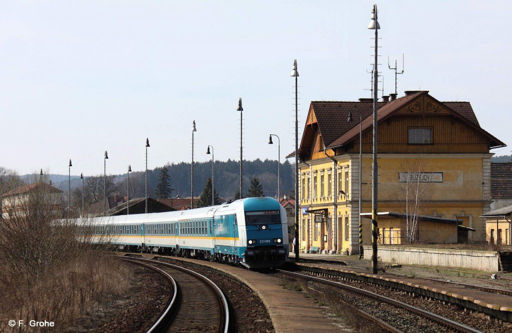 VBG 223 069 ALX 355 Mnchen - Prag, ČD KBS 180 Furth im Wald - Domalice - Plzeň, fotografiert bei der Durchfahrt Bhf. Blizejov am 27.03.2012