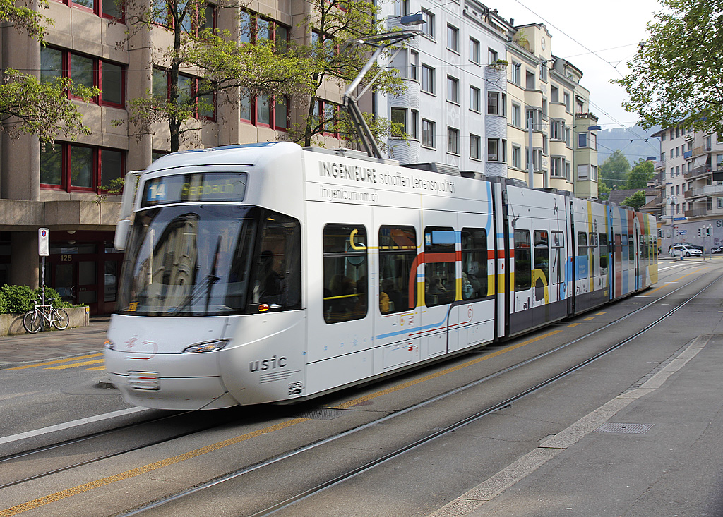 VBZ Cobratram Be 5/6 Nr. 3056 (?) der Linie 14 braust mir zwischen Schmiede- und Bahnhof Wiedikon in Richtung HB vorbei, 16. Mai 2010, 18:00