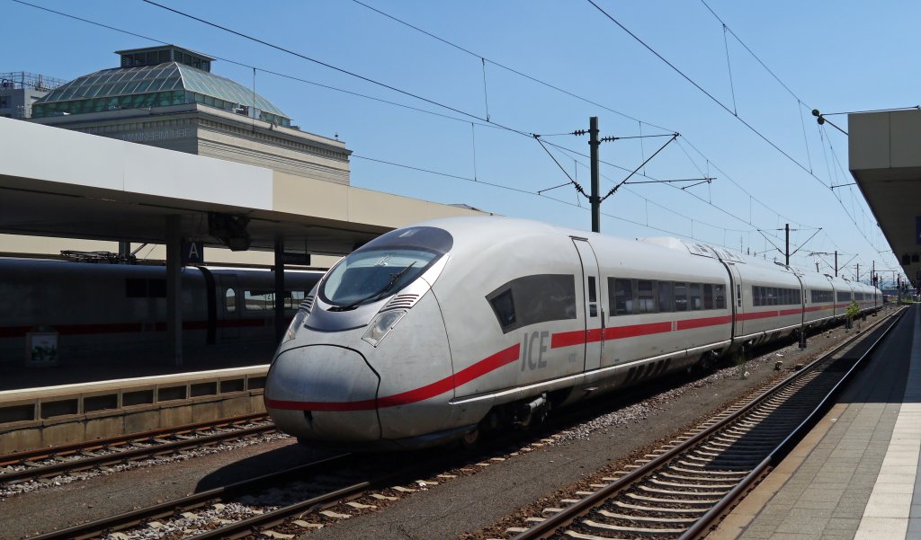 Velaro-D 4702 in Mannheim Hbf mit deutlichen Verschmutzungen der zahlreichen Messfahrten. Ein Großteil der Türen ist noch nicht betriebsfähig und auch die Türschalter sind nur teilweise eingebaut. (01.08.12) 