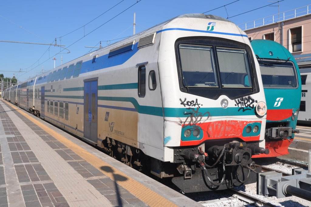 VENEZIA (Venetien/Provinz Venedig), 03.10.2011, unbekannter Doppelstocksteuerwagen im Bahnhof Santa Lucia