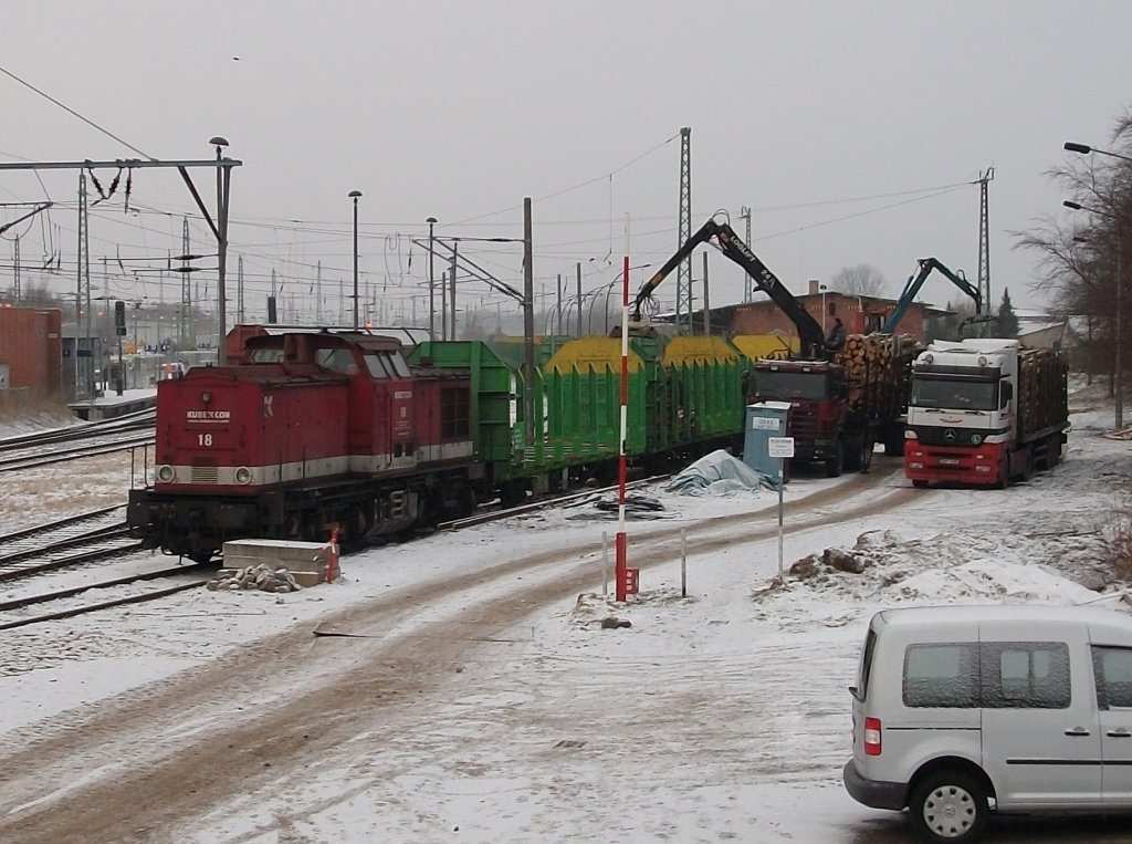 Verladearbeiten auf der Ladestrae in Bergen/Rgen am 01.Februar 2011.Polnische LKW brachten Holz zur Verladung hierher.