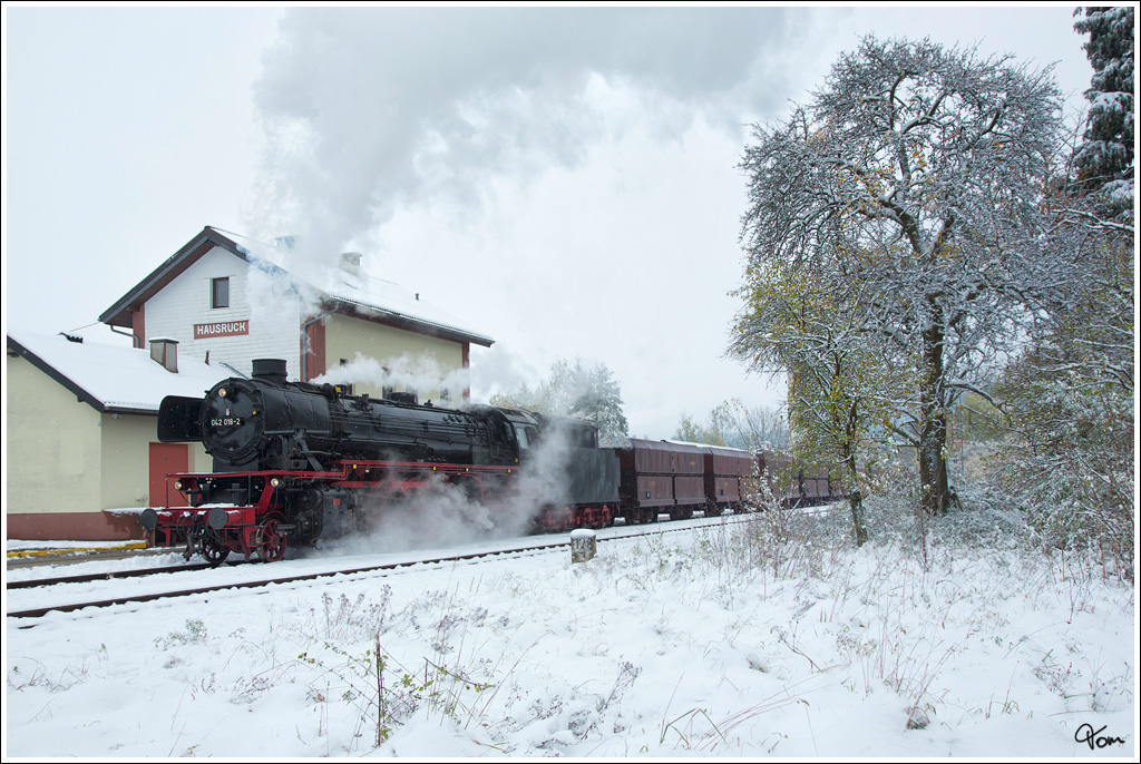 Verschnaufpause in Hausruck - Die DR 41 018 (DB 042 018-2) beim Wassernehmen, mit dem umgeleiteten SGAG 48483 von Attnang-Puchheim nach Braunau. 
Hausruck 28.10.2012