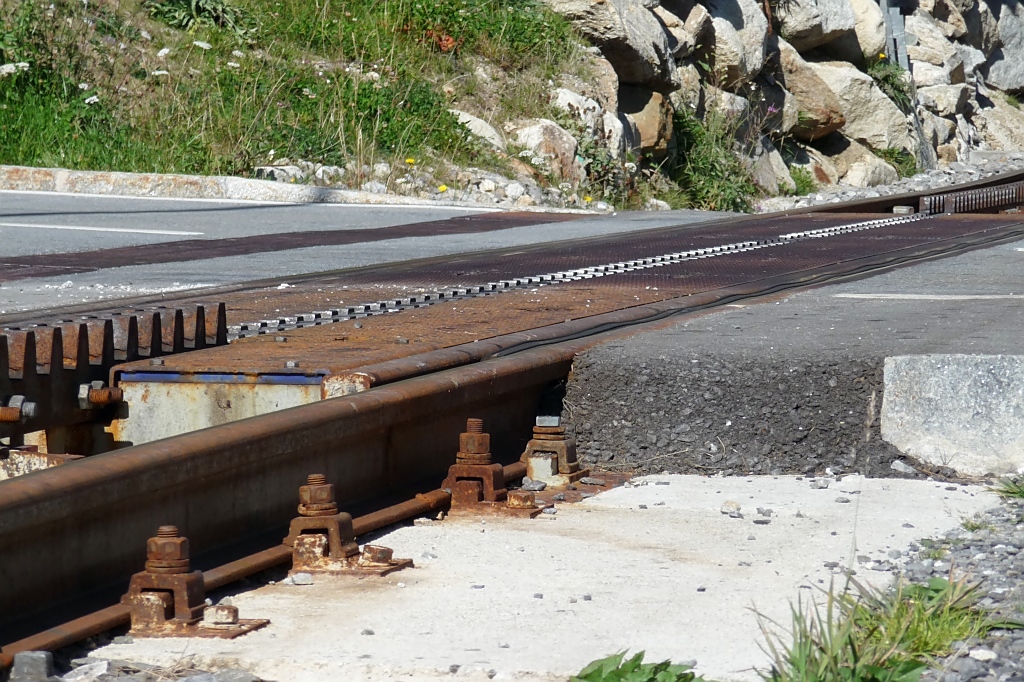 Versenkte Zahnstange auf dem Bahnbergang der DFB ber die Strae von Oberwald nach Obergesteln, 2.10.11. Damit Straenfahrzeuge den Bahnbergang berqueren knnen, muss die Zahnstange, welche 60 mm ber Schienenoberkante aufragt, nach jeder Zugfahrt abgesenkt werden.