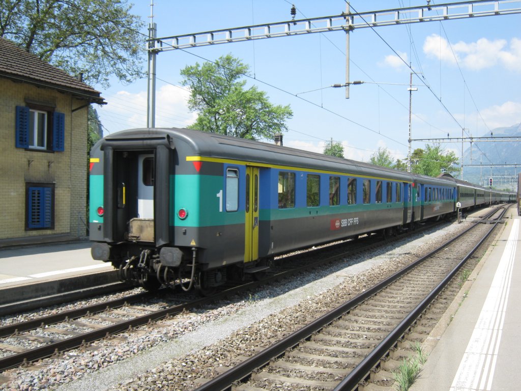 Verstrkungswagen am IR 1778: A EWI (50 85 18-33 559) und B EWII (50 85 20-34 714) bei Ausfahrt in Landquart, 25.04.2011. Diese alten Wagen (1. Klasse) kommen leider nur noch selten zum Einsatz. Dieser Einsatz ist dem erhhten Verkehrsaufkommen wegen Ostern zu verdanken.