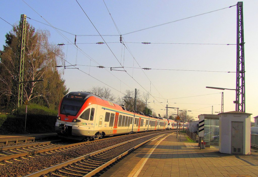 VIAS 405 + 304 als VIA 25008 (SE 10) von Frankfurt (M) Hbf nach Neuwied, in Erbach (Rheingau); 29.03.2011