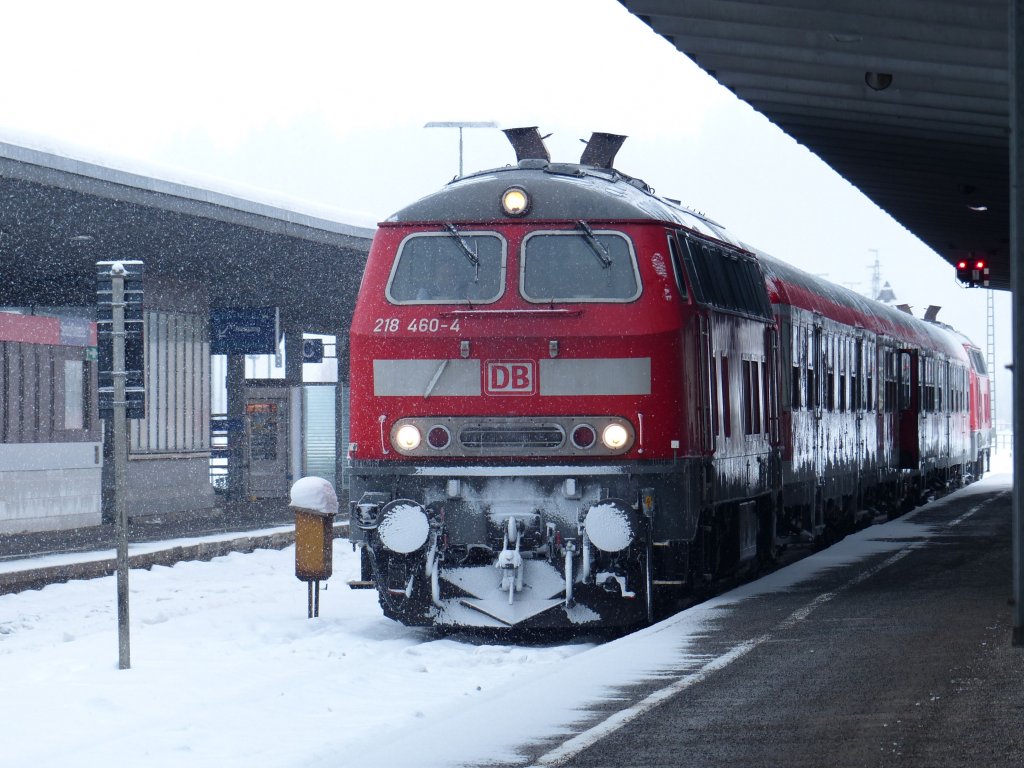 Viel Schnee in Kempten.218 460 und 218 458 am Zugende warten mit ihren RE auf die Abfahrt.15.02.2013.